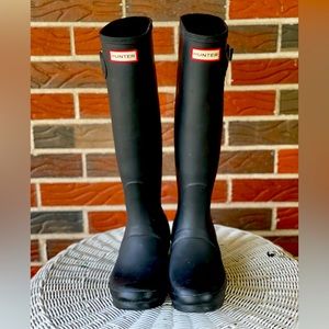 HUNTER tall Rain boots, women’s size 8, Black